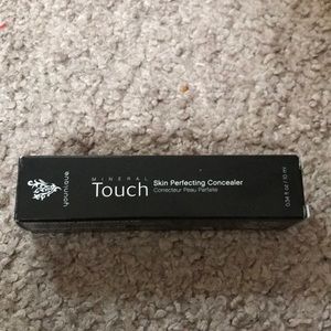 Younique mineral touch concealer